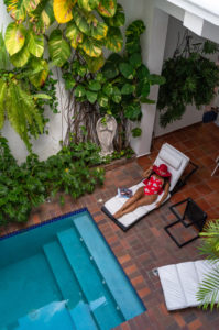 Amerika, Karibik, Große Antillen, Dominikanische Republik, Santo Domingo, Zona Colonial, Hotel Colonial 154 H Boutique, Frau mit Sonnenhut auf einer Sonnenliege am Pool Amerika, Karibik, Große Antillen, Dominikanische Republik, Santo Domingo, Zona Colonial, Hotel Colonial 154 H Boutique, Frau mit Sonnenhut auf einer Sonnenliege am Pool
